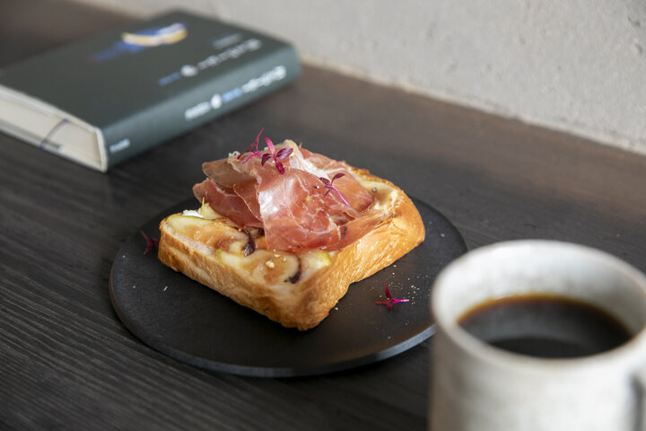 本所吾妻橋のブックカフェ「ORAND」で味わう、トーストとスイーツの静かなひととき♪