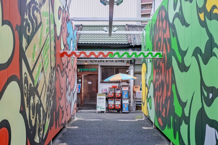 【レトロ】アルベロベロ♥️お買い物ぶたさんカラフルな街並み　グリーン　コート羽織 レトロ】アルベロベロ♥️お買い物ぶたさんカラフルな街並み