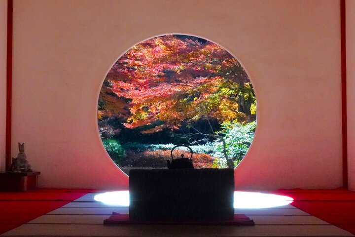 もみじが色づく北鎌倉の紅葉さんぽ♪名刹の円窓が映す秋色の静寂