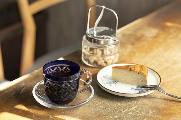 江戸切子のカップで味わう自家焙煎コーヒーと、ビター＆スイートな手作りケーキ／錦糸町「すみだ珈琲」　