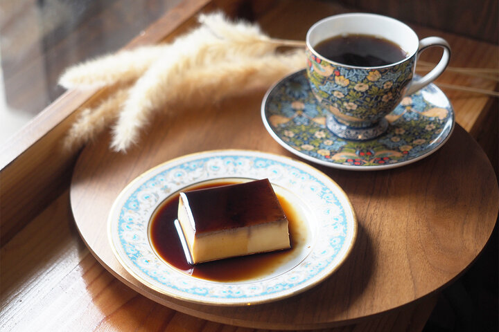 黄金のすすき揺れる箱根で週末トリップ。古民家アートカフェで楽しむ四角いレトロプリン「仙石原茶屋」