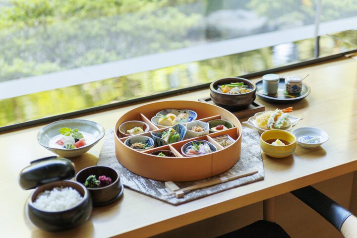 京都・岡崎でちょっと贅沢なお弁当ランチ＆庭園ビューを♪「京野菜と炭火料理 庵都」