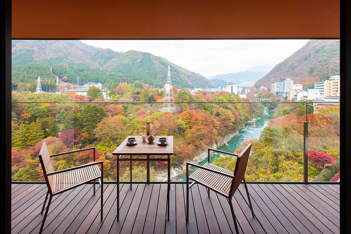 紅葉に抱かれた絶景宿で、至れり尽くせりの贅沢時間を。大人のための渓谷の別荘「鬼怒川金谷ホテル」