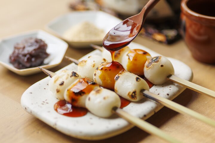 京町家の茶寮「然花抄院 京都室町本店」で、期間限定みたらし団子や和スイーツを