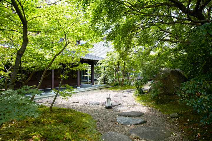 美しい庭園を眺めて、ゆるり名水おやつを。20年の時をかけて築いた明治の文化財でひと休み「名水甘味 且座」