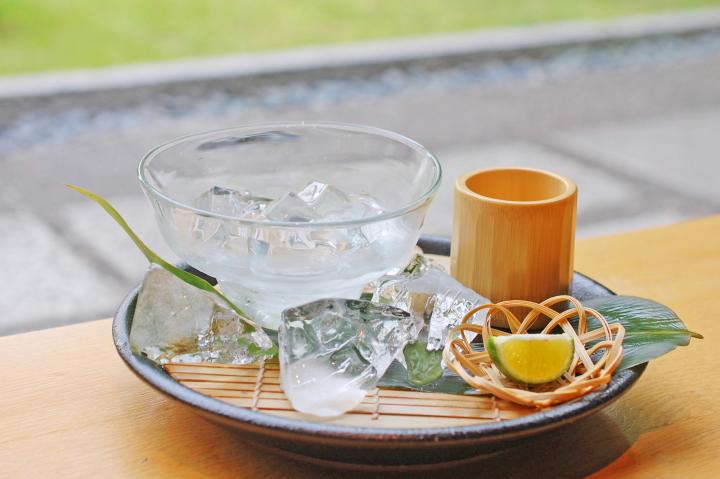 すだちが香る、天然水のさわやかゼリー♪ 京都・室町の中庭がある町家カフェ「然花抄院」