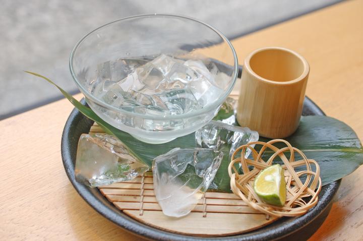 すだちが香る 天然水のさわやかゼリー 京都 室町の中庭がある町家カフェ 然花抄院 ことりっぷ