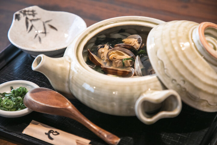 海の恵みがたっぷり♪愛知・蒲郡の「手打ちうどん やをよし」で、春の訪れを感じる一品を