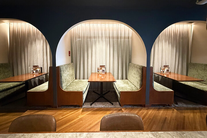 オリエント急行の客車のよう♪ アガサ・クリスティーの世界に浸れるブックカフェ/神田「サロンクリスティ」