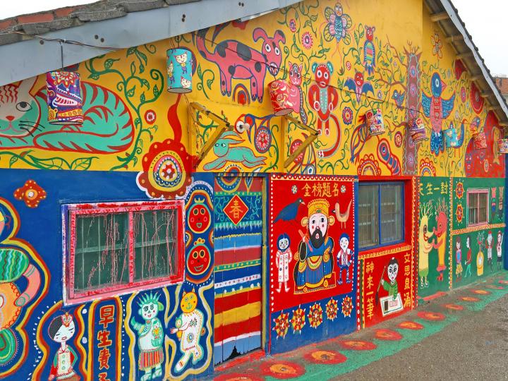 家や道もポップな絵で埋め尽くされた虹色の村、台湾「彩虹眷村」へ