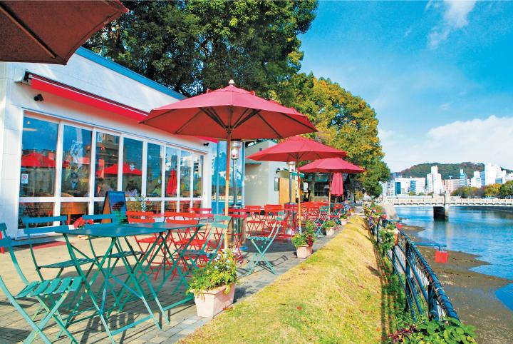 広島タウンの川沿いに佇むリフレッシュできるカフェ レストラン4選 ことりっぷ