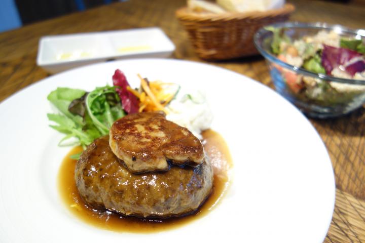 パンのお代わり自由。麻布十番にある成城石井プロデュースのワインバーでお得にランチを♪