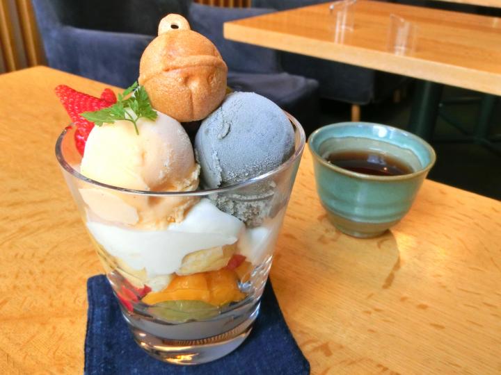 本店にしかない茶舗でいただく、名物パフェ。博多生まれの老舗和菓子店「鈴懸」