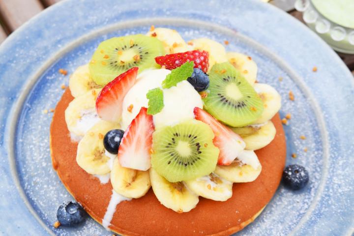 ずんだクリーム添え 図書館併設のカフェで フルーツたっぷりのホットケーキを召し上がれ ことりっぷ