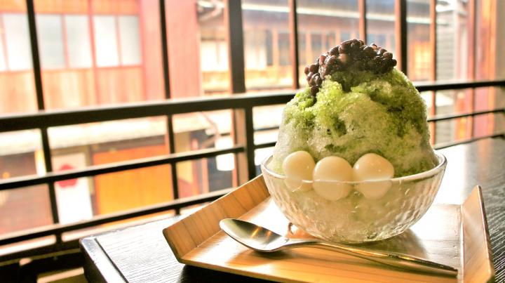 作りたての抹茶蜜が香る、こだわりかき氷を ─ 金沢の街並みを望む、コーヒー専門店「茶房素心」