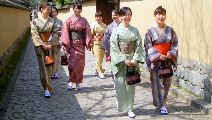 金沢で着物さんぽ♪ 街着レンタルや本加賀友禅の試着ができる、 加賀