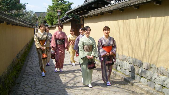 金沢で着物さんぽ♪ 街着レンタルや本加賀友禅の試着ができる、 加賀 
