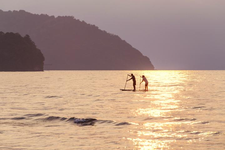 夕暮れの湖で水上さんぽ♪初心者でも楽しめるウォータースポーツのスクール＆ショップ「プカプカ」