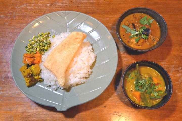 激戦区・下北沢で話題。ダシとスパイスが凝縮したひと皿がいただける隠れ家カレー店「アンジャリ」