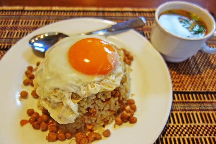 お茶の葉サラダからひよこ豆のチャーハンまで。少数民族のご夫婦が営む、四谷のミャンマーレストラン