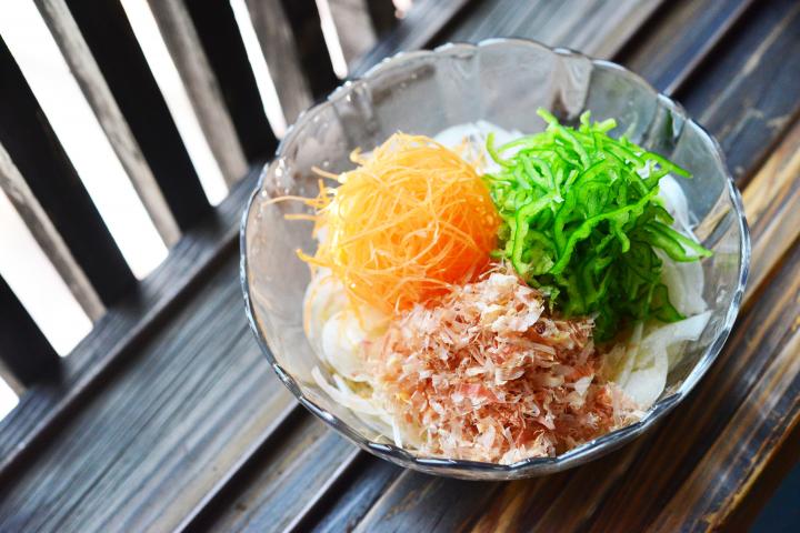 わんこそばの名店「直利庵」の隠れ人気メニュー。野菜たっぷりの爽やかな冷やしそば