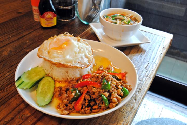 東京の下町でバンコクの路地裏の商店をイメージした「バンコック ラララ食堂」