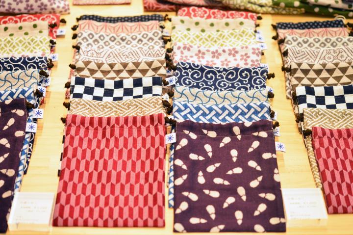 米沢の「鷹山堂」で、日常使いの米織小紋アイテムに出会う ｜ ことりっぷ
