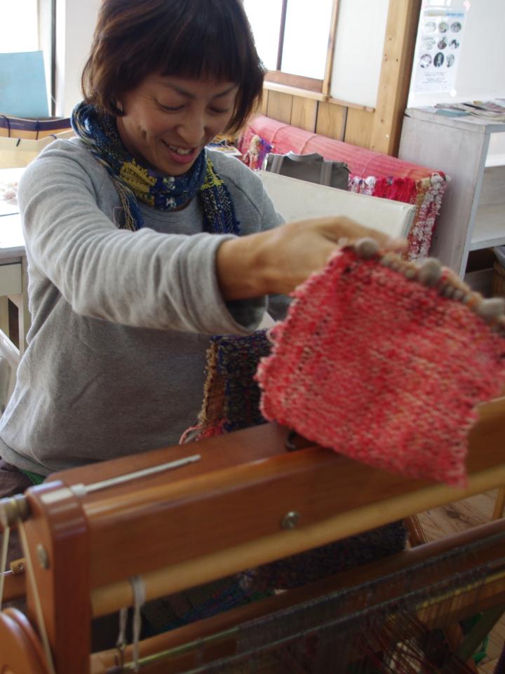 手作りストールであったか、「織工房 megri」で機織り体験 ｜ ことりっぷ