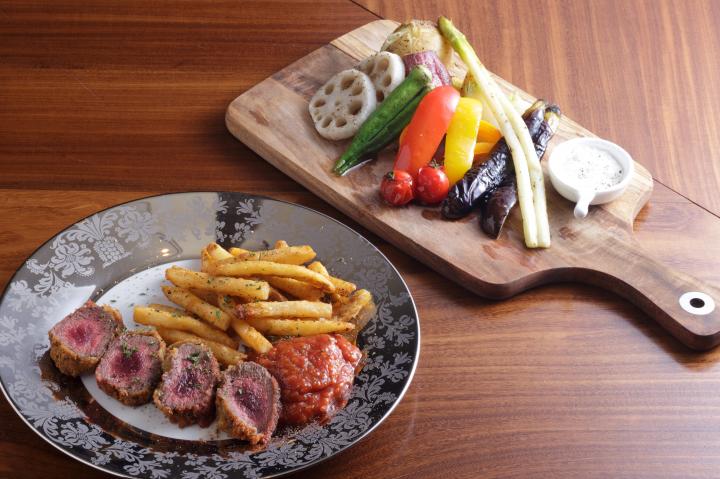 バーや夜カフェとして楽しめる、京都・祇園の路地裏の異国空間「Cheri」