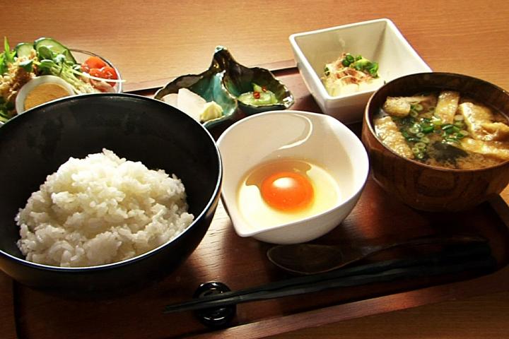 京都・一乗寺で和みのカフェ時間、フランス菓子と卵かけご飯の意外な組み合わせ