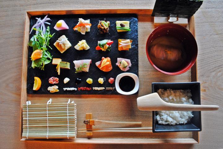 着物の街、京都・室町でいただく麗しい手巻き寿司