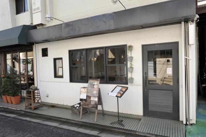 ブロカントに囲まれた 阿佐ヶ谷 カフェ スパイル ことりっぷ