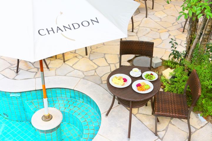 夜はライトアップも♪ リゾート感あふれる、プールサイドテラスが人気。渋谷「347カフェ&ラウンジ」