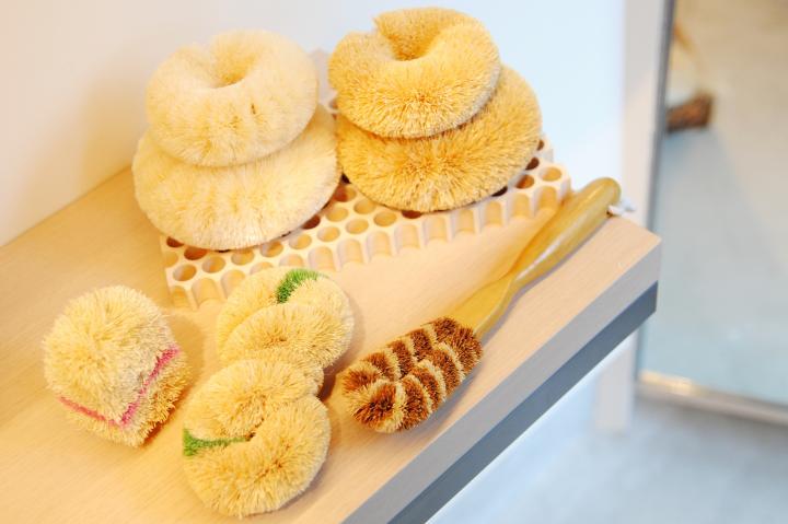 世界初のたわし専門店「亀の子束子 谷中店」で、お気に入りのたわしを探してみよう♪