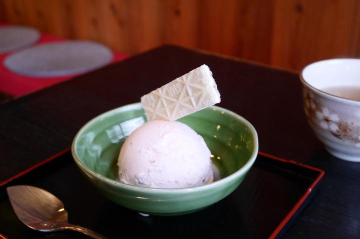 京都・仁和寺の門前「いっぷく茶屋」で、桜色に染まった甘味にうっとり