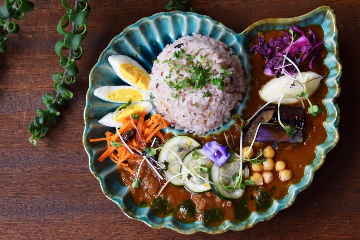 【宮城・仙台】まるでアート！カラフルなお花や野菜が彩る美しいカレー