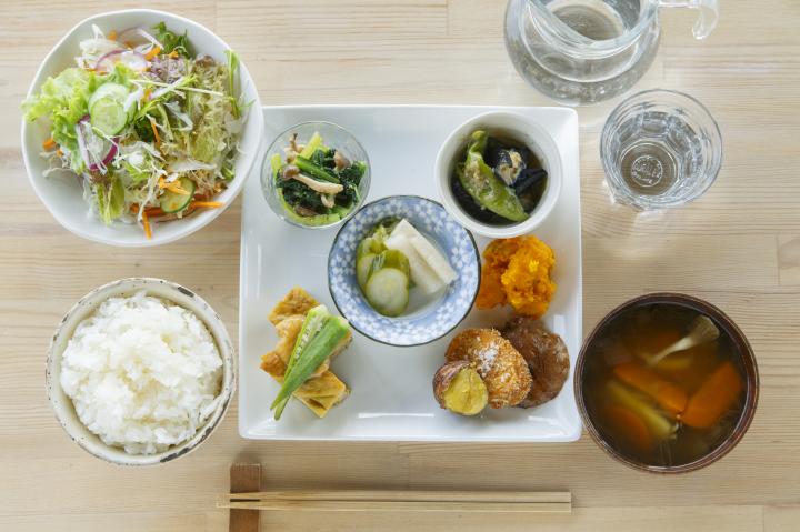 かまどで炊いた、もっちりごはんが最高のごちそう！自然に囲まれた「ソラノネ食堂」 ｜ ことりっぷ