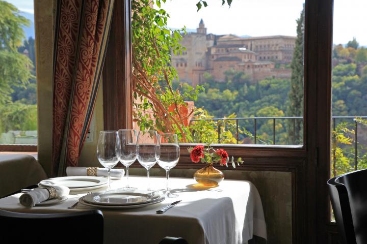 スペイン・アルハンブラ宮殿を眺めつつおいしい料理を味わえる贅沢なレストラン