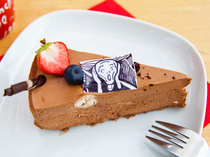 オスロでかわいいムンクの叫びケーキと記念撮影