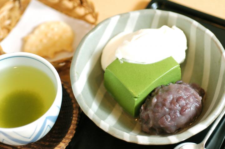 神楽坂「紀の善」で鮮やかなグリーンが美しい極上抹茶ババロアをいただく