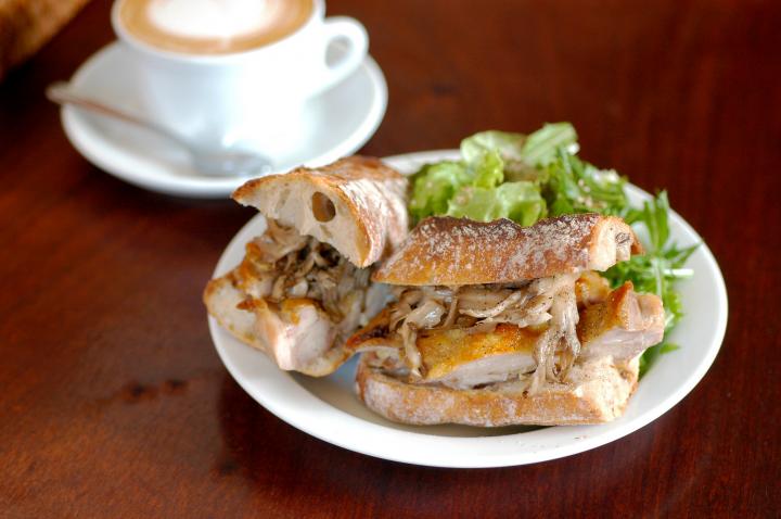 おいしいハード系のパンと出会えるカフェ「パーラー江古田」