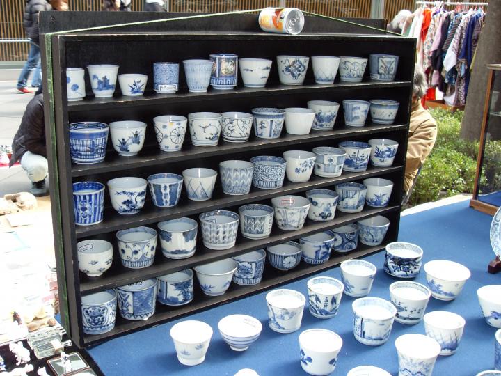 月に2度のお楽しみ 「大江戸骨董市」で古きよきものを発掘 ｜ ことりっぷ