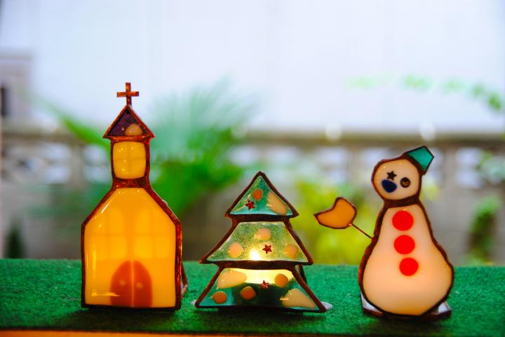 クリスマス気分を盛り上げる♪ 手づくりのステンドグラス専門店「nido