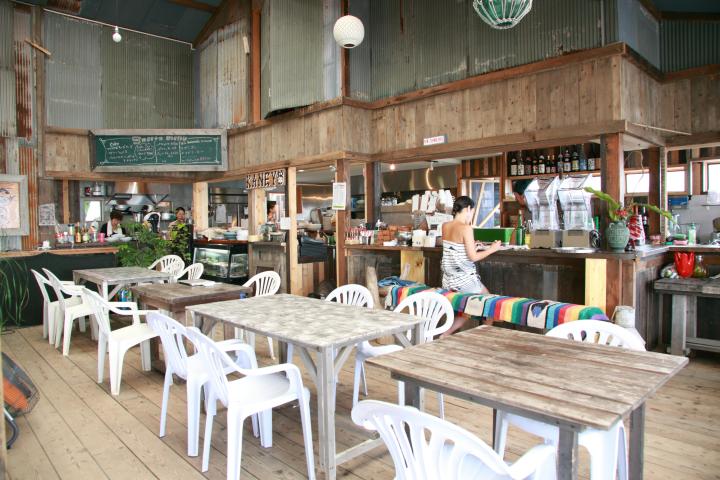 海沿いのおしゃれカフェでゆっくりのんびり 横須賀 走水海岸 かねよ食堂 ことりっぷ