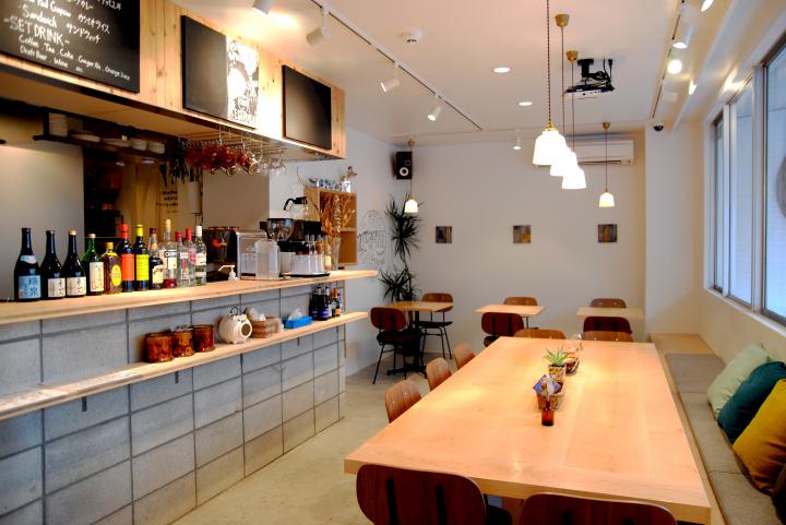 東京下町・根津のゲスト交流型ホテルのカフェ「HOTEL GRAPHY NEZU CAFE＆LOUNGE」で、国際交流を楽しみましょ♪ 