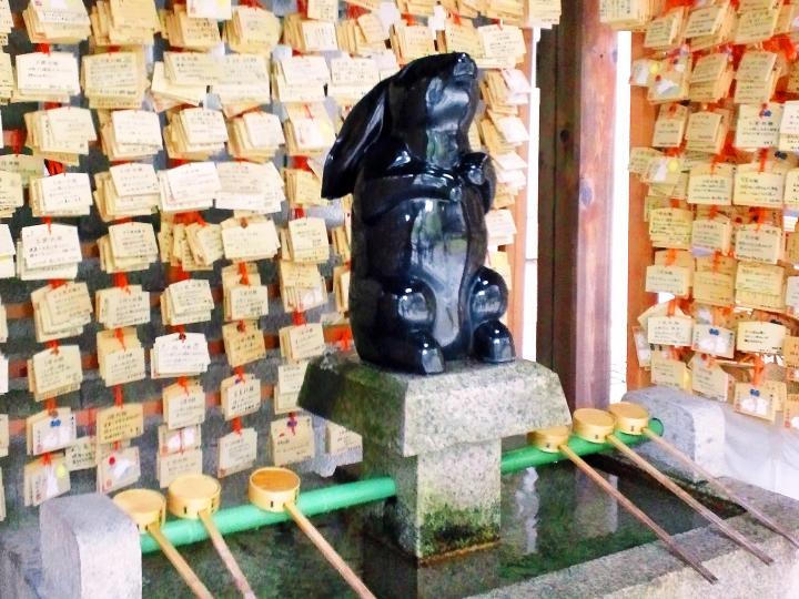 京都「岡崎神社」にて、神様のお使いのうさぎ像の お腹を擦ると･･･、あらっ不思議！