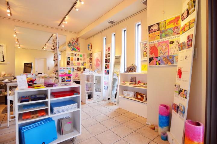 港町・塩竈のギャラリー「ビルド・フルーガス」で、これからの注目のアートを先取りです